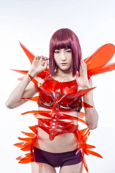 빨간색 지향적인 의상과 아시아 Cosplayer Pvc 플라스틱 — 스톡 사진