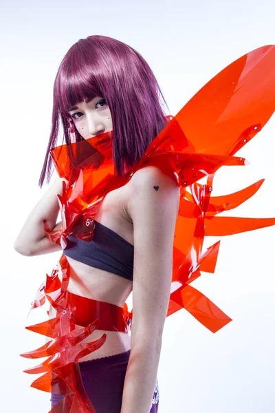 Cosplayer Mujer Asiática Con Traje Futurista Rojo Hecho Con Plásticos —  Fotos de Stock