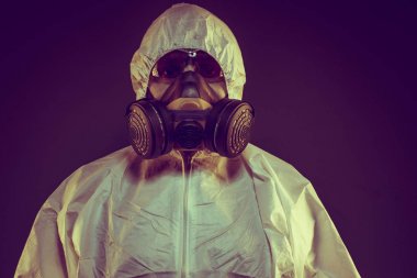 Bilim adamı virüs enfeksiyonu kavramı. Adam antigas maske ile gözlük ve koruyucu giysi. Ebola, zehirli gazlar, biyolojik savaş, enfeksiyon ve hastalıkları