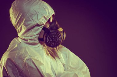 virüs enfeksiyonu kavramı. Adam antigas maske ile gözlük ve koruyucu giysi. Ebola, zehirli gazlar, biyolojik savaş, enfeksiyon ve hastalıkları