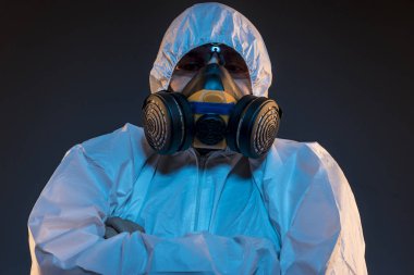 Karantina, virüs enfeksiyonu kavramı. Adam antigas maske ile gözlük ve koruyucu giysi. Ebola, zehirli gazlar, biyolojik savaş, enfeksiyon ve hastalıkları