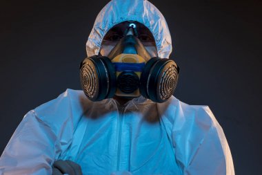 virüs enfeksiyonu kavramı. Adam antigas maske ile gözlük ve koruyucu giysi. Ebola, zehirli gazlar, biyolojik savaş, enfeksiyon ve hastalıkları