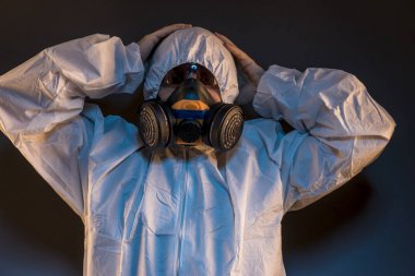 Tehlikeli madde bulaşıcı virüs enfeksiyonu kavramı. Adam antigas maske ile gözlük ve koruyucu giysi. Ebola, zehirli gazlar, biyolojik savaş, enfeksiyon ve hastalıkları