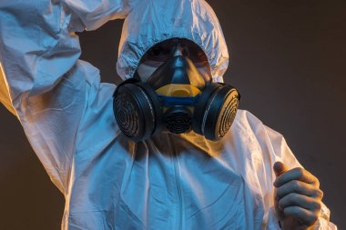 virüs enfeksiyonu kavramı. Adam antigas maske ile gözlük ve koruyucu giysi. Ebola, zehirli gazlar, biyolojik savaş, enfeksiyon ve hastalıkları
