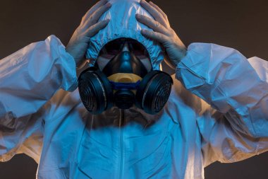 Kurtulan, virüs enfeksiyonu kavramı. Adam antigas maske ile gözlük ve koruyucu giysi. Ebola, zehirli gazlar, biyolojik savaş, enfeksiyon ve hastalıkları