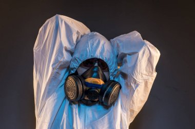 Karantina, virüs enfeksiyonu kavramı. Adam antigas maske ile gözlük ve koruyucu giysi. Ebola, zehirli gazlar, biyolojik savaş, enfeksiyon ve hastalıkları