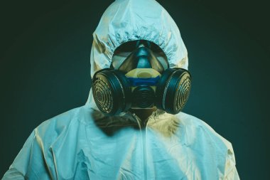 virüs enfeksiyonu kavramı. Adam antigas maske ile gözlük ve koruyucu giysi. Ebola, zehirli gazlar, biyolojik savaş, enfeksiyon ve hastalıkları