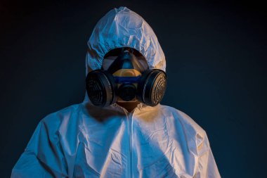 Pandemi, virüs enfeksiyonu kavramı. Adam antigas maske ile gözlük ve koruyucu giysi. Ebola, zehirli gazlar, biyolojik savaş, enfeksiyon ve hastalıkları
