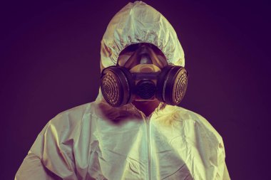 virüs enfeksiyonu kavramı. Adam antigas maske ile gözlük ve koruyucu giysi. Ebola, zehirli gazlar, biyolojik savaş, enfeksiyon ve hastalıkları