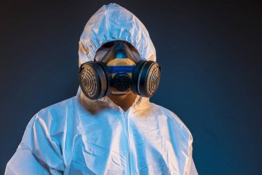 virüs enfeksiyonu kavramı. Adam antigas maske ile gözlük ve koruyucu giysi. Ebola, zehirli gazlar, biyolojik savaş, enfeksiyon ve hastalıkları