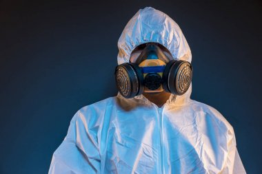 virüs enfeksiyonu kavramı. Adam antigas maske ile gözlük ve koruyucu giysi. Ebola, zehirli gazlar, biyolojik savaş, enfeksiyon ve hastalıkları