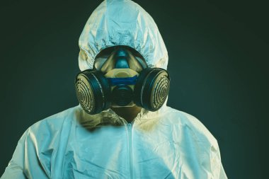 virüs enfeksiyonu kavramı. Adam antigas maske ile gözlük ve koruyucu giysi. Ebola, zehirli gazlar, biyolojik savaş, enfeksiyon ve hastalıkları