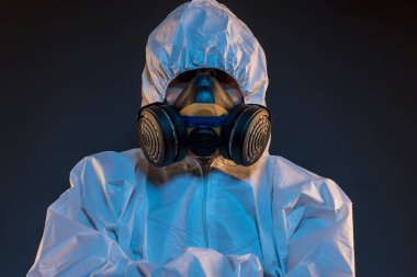 virüs enfeksiyonu kavramı. Adam antigas maske ile gözlük ve koruyucu giysi. Ebola, zehirli gazlar, biyolojik savaş, enfeksiyon ve hastalıkları