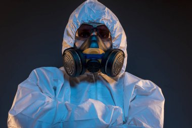 virüs enfeksiyonu kavramı. Adam antigas maske ile gözlük ve koruyucu giysi. Ebola, zehirli gazlar, biyolojik savaş, enfeksiyon ve hastalıkları