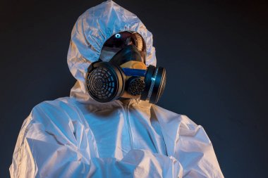Pandemi, virüs enfeksiyonu kavramı. Adam antigas maske ile gözlük ve koruyucu giysi. Ebola, zehirli gazlar, biyolojik savaş, enfeksiyon ve hastalıkları