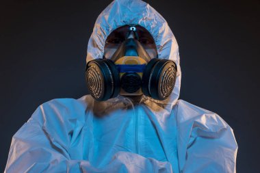 virüs enfeksiyonu kavramı. Adam antigas maske ile gözlük ve koruyucu giysi. Ebola, zehirli gazlar, biyolojik savaş, enfeksiyon ve hastalıkları