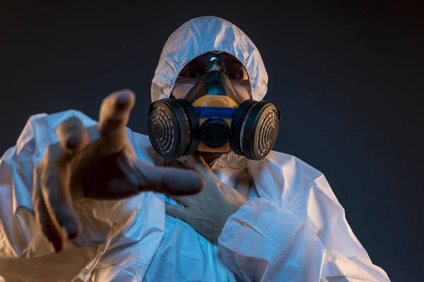 Virus Infektion Koncept Mannen Skyddsdräkt Och Antigas Mask Med Glasögon — Stockfoto