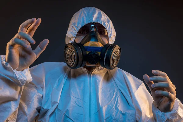 ウイルス感染の概念 防護服とメガネと Antigas マスクの男 エボラ出血熱 有毒ガス 細菌戦争 感染症や病気 — ストック写真