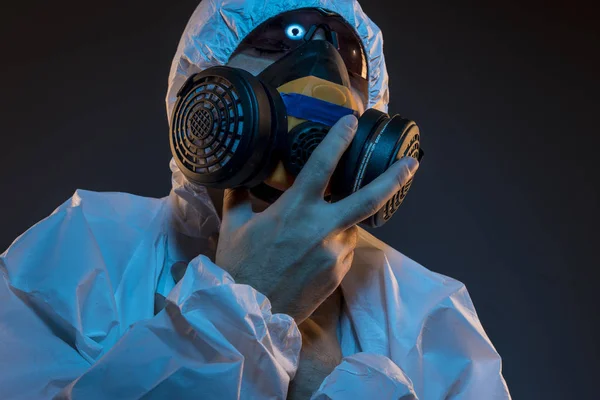 検疫は ウイルス感染症の概念 防護服とメガネと Antigas マスクの男 エボラ出血熱 有毒ガス 細菌戦争 感染症や病気 — ストック写真