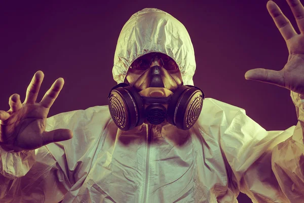 安全病毒感染概念 男人穿着防护服 戴着眼镜 Antigas 埃博拉 有毒气体 生物战 感染和疾病 — 图库照片