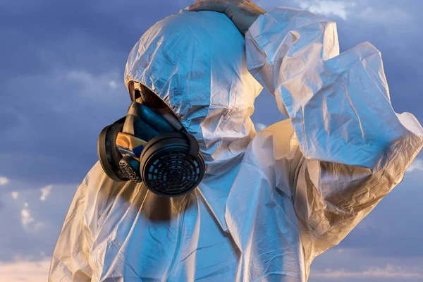 Αέρα Μολυσμένο Από Ρύπανση Άνδρας Μάσκα Και Προστατευτικά Ενδύματα Έννοια — Φωτογραφία Αρχείου