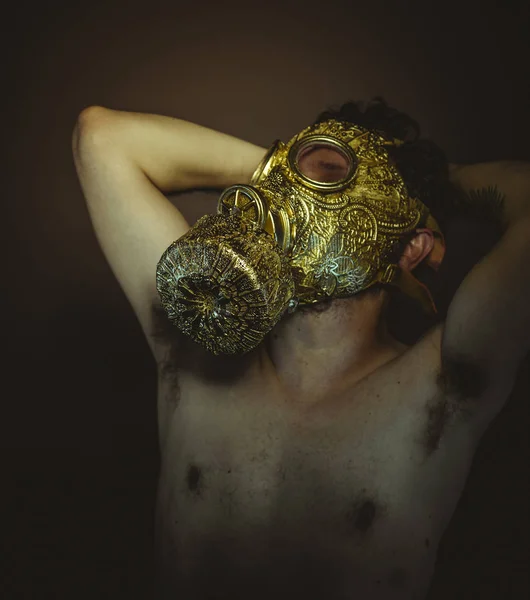 Uomo Con Maschera Gas Oro Arabeschi Posa Annegamento Disperazione Depressione — Foto Stock