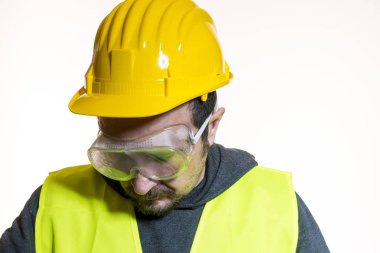 Sarı Oluşturucusu kask koruyucu gözlük inşaat işe başlamak hazır adam giymiş