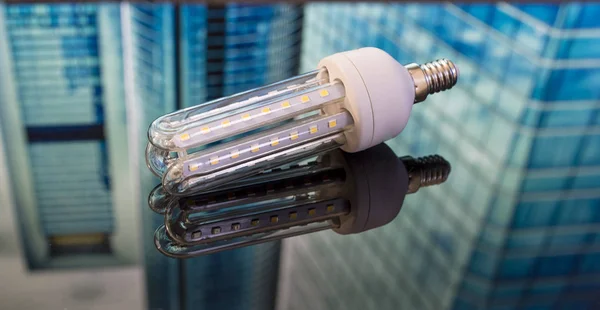 黒いガラスの電球を保存イノベーション エネルギー 多くの電気の消費量を削減する光の小さな Led 電球で構成 — ストック写真