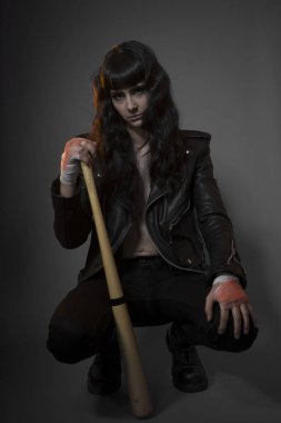 Çocuk suçluluğunun kavramı, genç esmer genç ile siyah deri ceket ve kot bir beysbol sopası ile