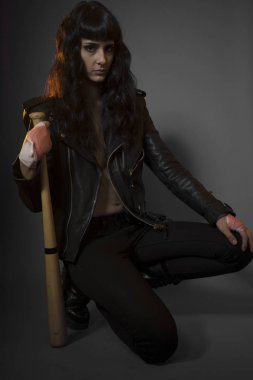 Çocuk suçluluğunun kavramı, genç esmer genç ile siyah deri ceket ve kot bir beysbol sopası ile