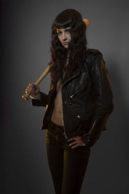 Çocuk suçluluğunun kavramı, genç esmer genç ile siyah deri ceket ve kot bir beysbol sopası ile