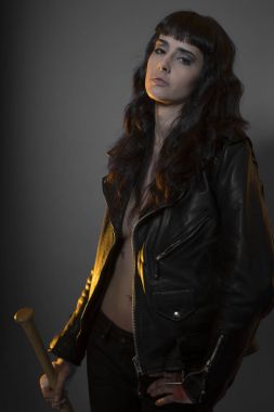 Çocuk suçluluğunun kavramı, genç esmer genç ile siyah deri ceket ve kot bir beysbol sopası ile