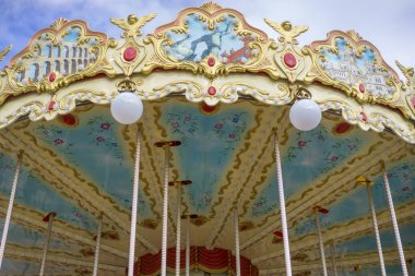 Carousel, atlı karınca, renkli atlar ve eğlenceli açık bir parkta çocuklar için güzel oyun