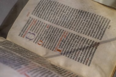 Antik kitap el ile İspanya Romanesk sırasında rahipler tarafından yazılmış. Eski Latince yazı