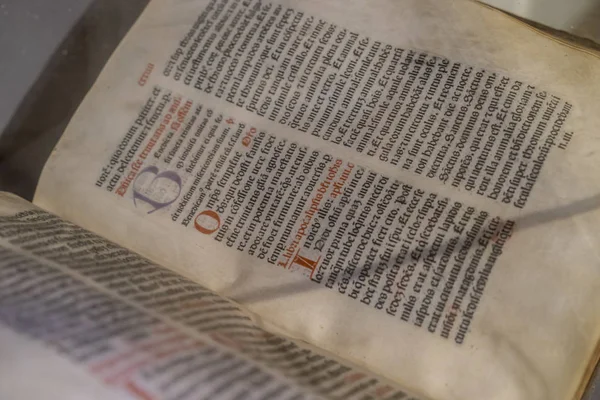 在西班牙罗马式期间由僧侣手工书写的古代书 古拉丁语写作 — 图库照片