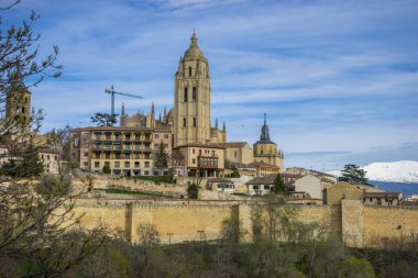 Katedral, hava Segovia İspanyol şehir manzarasına. Antik Roma ve ortaçağ şehir