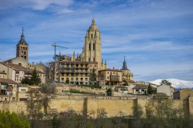 Katedral, hava Segovia İspanyol şehir manzarasına. Antik Roma ve ortaçağ şehir