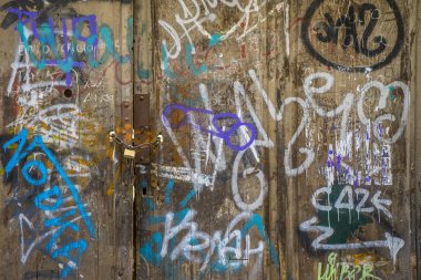 Ortaçağ kapı İspanyol şehir Segovia. Eski metal giriş. Antik Mimarlık, graffitti