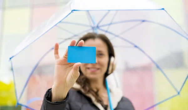 Commerce Zahlung Frau Mit Bankkarte Der Hand Brünette Auf Der — Stockfoto