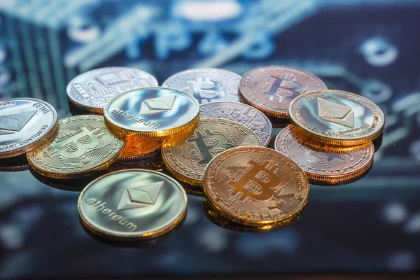 Электронная Коммерция Bitcoin Золотые Серебряные Медные Монеты Обезглавленный Фон Печатной — стоковое фото