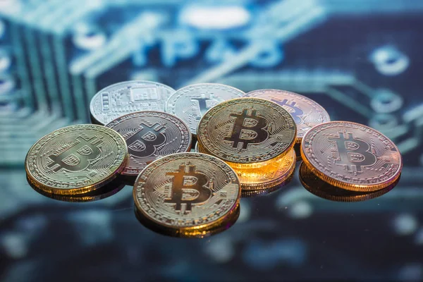 Bitcoin Mining Goud Zilveren Koperen Munten Intreepupil Gedrukte Schakeling Achtergrond — Stockfoto