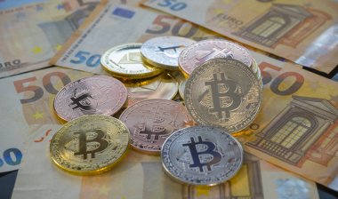Avro banknotlarının üzerindeki Bitcoin BTC paraları. Dünya çapında sanal internet kripto para birimi ve dijital ödeme sistemi. Dijital siber uzayda bitcoin çiftliğinde dijital para şifreli para