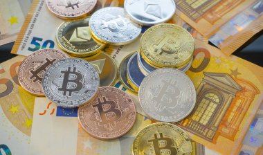 Avro banknotlarının üzerindeki Bitcoin BTC paraları. Dünya çapında sanal internet kripto para birimi ve dijital ödeme sistemi. Dijital siber uzayda bitcoin çiftliğinde dijital para şifreli para