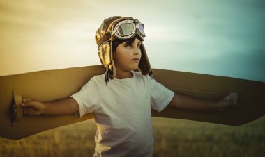 Succcess, mutlu çocuk oyuncakla oynamak yaz gökyüzü arka planı kanatlar. Retro vintage tonda. Seyahat ve macera kavramı