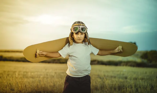 Fröhliches Kind Das Mit Spielzeugflügeln Vor Sommerlichem Himmel Spielt Retro — Stockfoto