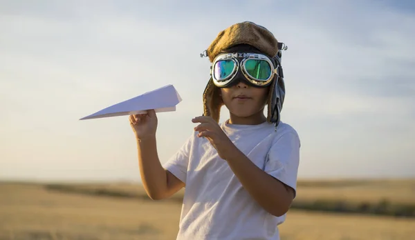 Niño Pequeño Con Casco Sueños Convertirse Aviador Mientras Juega Avión — Foto de Stock