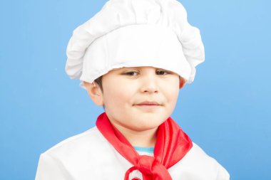 küçük çocuk ile mavi arka plan Cook'u bir takım elbise