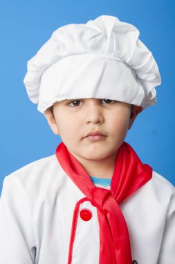 küçük çocuk ile mavi arka plan Cook'u bir takım elbise