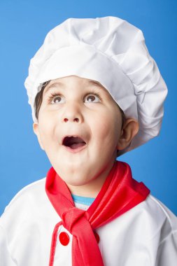 küçük çocuk ile mavi arka plan Cook'u bir takım elbise