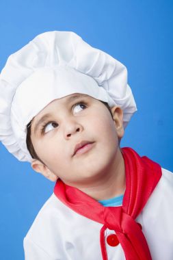 küçük çocuk ile mavi arka plan Cook'u bir takım elbise